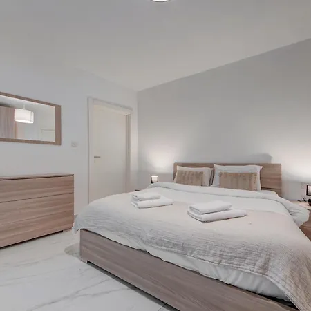 3br -sliema Tigne Steps From Sea