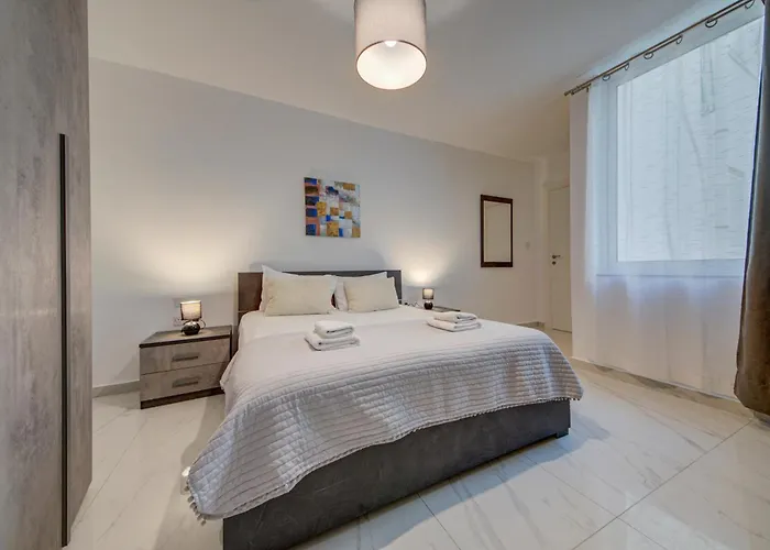 3br -sliema Tigne Steps From Sea Appartement *