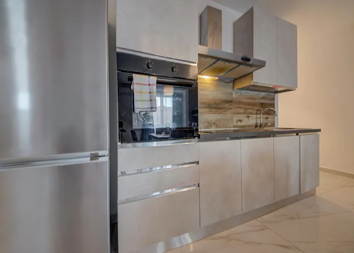 3br -sliema Tigne Steps From Sea