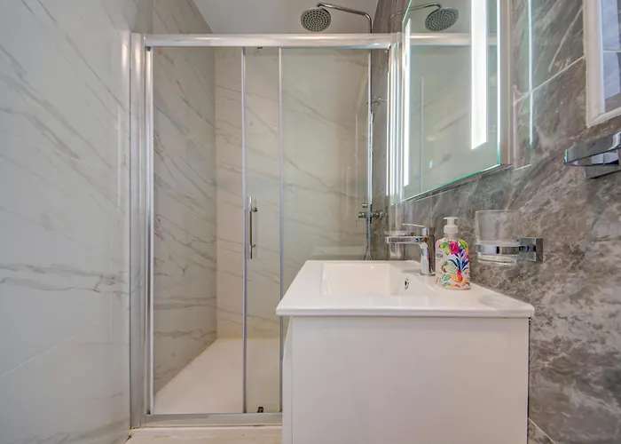 3br -sliema Tigne Steps From Sea