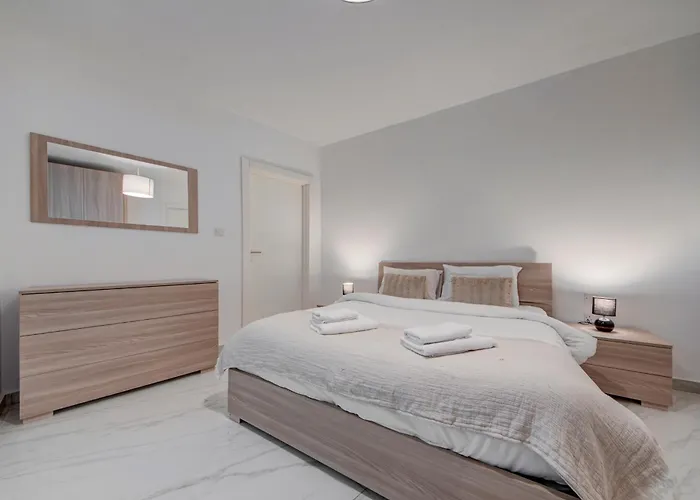 3br -sliema Tigne Steps From Sea